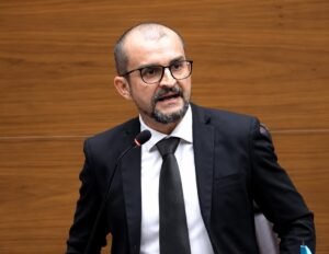 Ariel Mora critica que Edgardo Araya ante un cuestionamiento hizo un “berrinche” en San Carlos