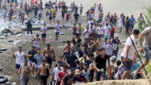 Crisis migratoria en Ceuta: ¿qué está pasando y por qué el Gobierno español moviliza al Ejército?