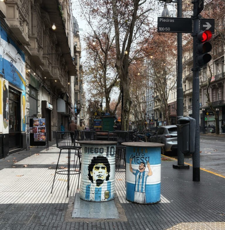 Sabíamos que Buenos Aires respiraba fútbol. Caminar sus calles, sin embargo, es descubrir que aquí el balón no solo se juega en una cancha: también vive en los murales, en las conversaciones y en cada esquina de la ciudad. Foto: Ferlin Fuentes / ElMundo.CR