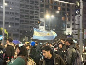 Las banderas y lo cánticos aparecieron durante toda la noche en Buenos Aires. Foto: Ferlin Fuentes