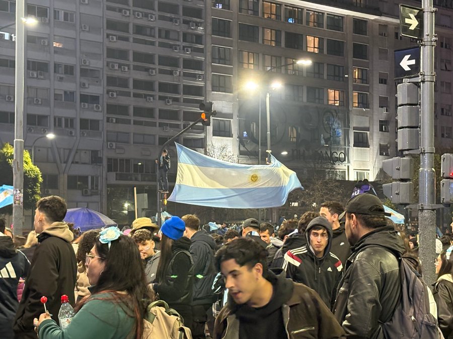 Las banderas y lo cánticos aparecieron durante toda la noche en Buenos Aires. Foto: Ferlin Fuentes