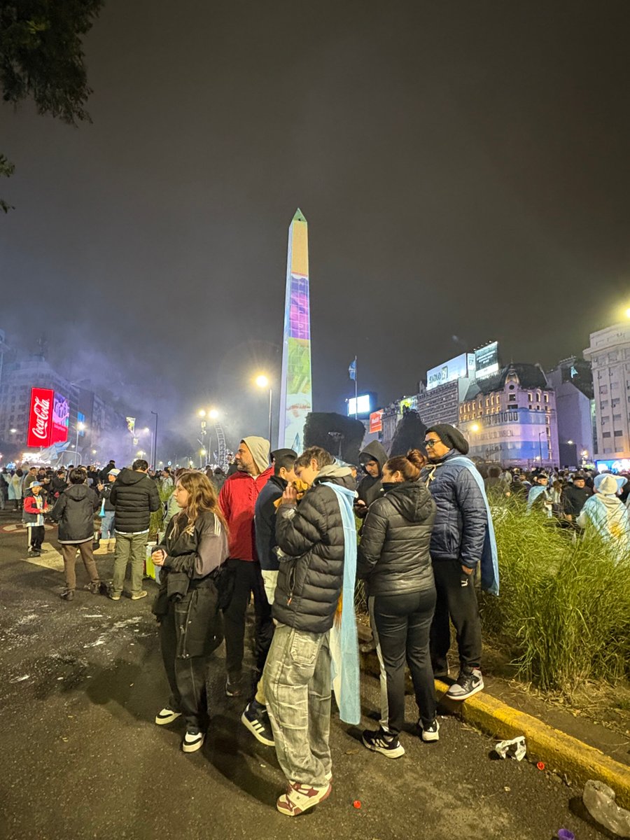 Miles de aficionados tomaron El Obelisco tras el juego contra España en la final de la Copa del Mundo 2026. Foto: Ferlin Fuentes