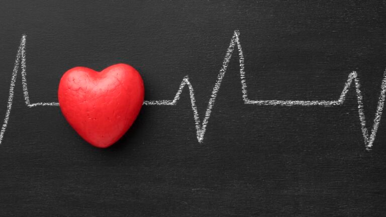 ¿Es mi corazón acelerado una arritmia? Un experto médico le explica