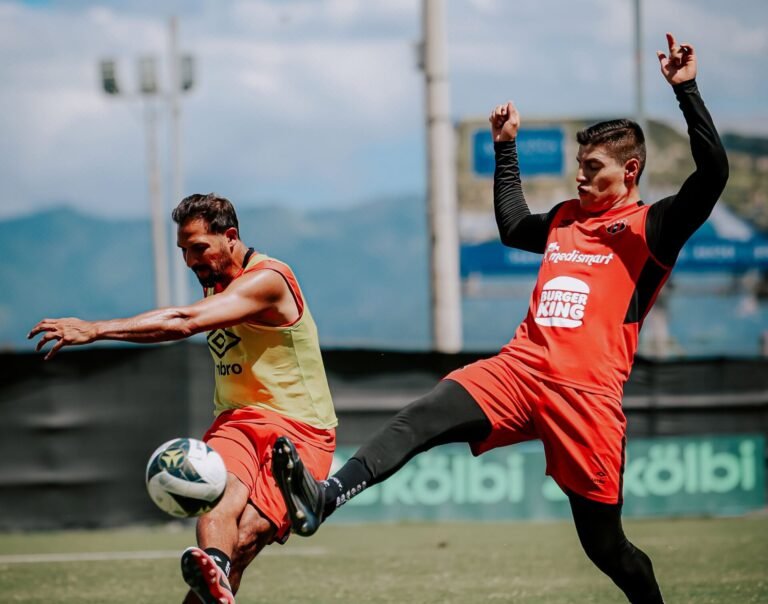Celso Borges y Ronaldo Cisneros no se dieron tregua en una acción en la pretemporada. Foto: Alajuelense.