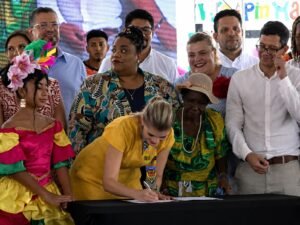 Laura Fernández firma Ley para facilitar Marina de Limón