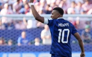 Quema de muñeco de Kylian Mbappé en Paraguay desata indignación en Francia