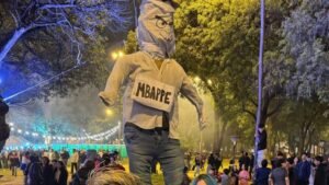 Kylian Mbappé el “más odiado” en Paraguay: queman muñeco del futbolista en festividades de San Juan