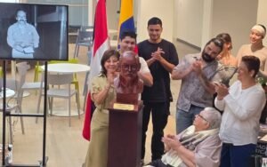 Develan busto en honor a Parmenio Medina al cumplirse 25 años de su fallecimiento
