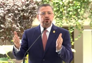 Chaves insiste que no habrán más impuestos y tacha de “jetones y tontos” al bloque “comunista” de oposición
