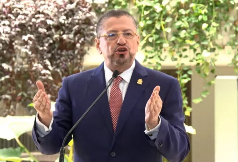 Chaves insiste que no habrán más impuestos y tacha de “jetones y tontos” al bloque “comunista” de oposición