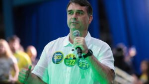 Flávio Bolsonaro alaba el modelo Bukele como inspiración para Brasil