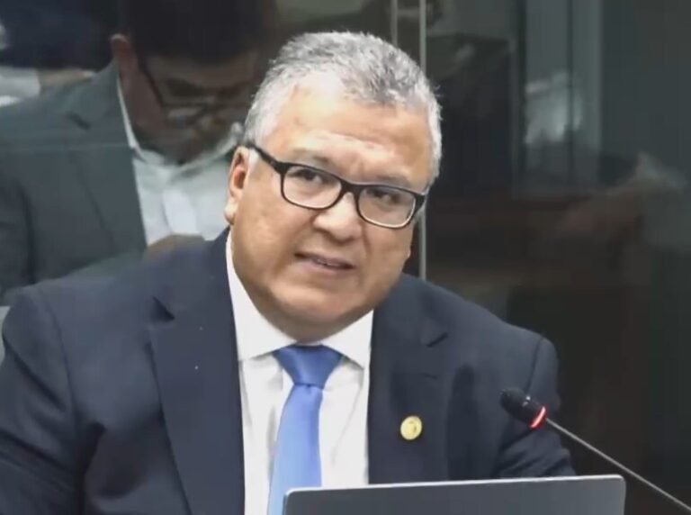 Barzuna cuestiona al rector de la UCR por gastos administrativos y falta de inversión en becas