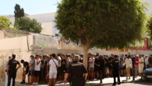“Ahora somos niños mendigando en la calle”: a una semana de la crisis, menores migrantes en Ceuta esperan un refugio