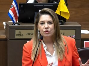 Claudia Dobles tilda de “atroz e insensatez” recortes al Poder Judicial
