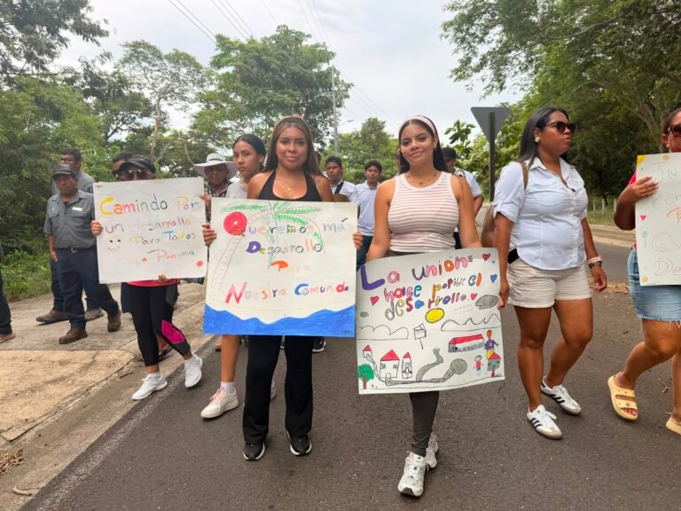 Vecinos de Playa Panamá marchan para pedir inversión, empleo y desarrollo en Papagayo