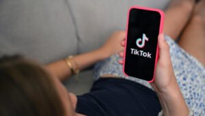 Francia: Consejo Constitucional rechaza la prohibición de las redes sociales para menores de 15 años