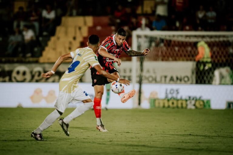 Alexis Gamboa despeja un balón en el juego contra Escorpiones.