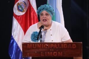 Kattia Calvo desafía a ambientalistas del pretil por rutas alternas en Limón: “Ya quiero verlos tirados de panza”