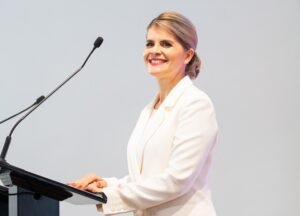 Laura Fernández: Doña Claudia se autopercibe presidenta de la República