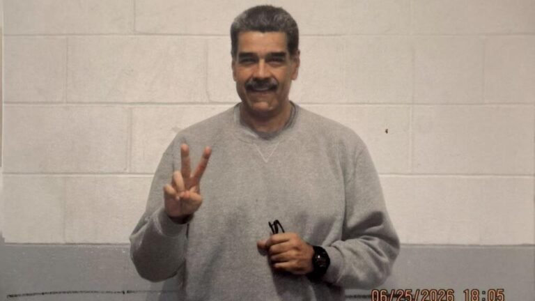 De gris y visiblemente delgado: Maduro comparte fotos suyas por primera vez desde que está en prisión