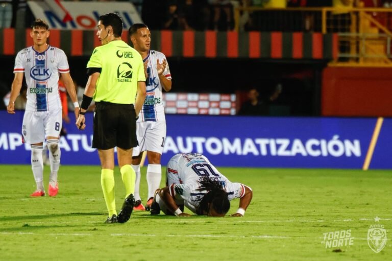 Jonathan McDonald vivió una noche que no olvidará en el Morera Soto con su despedida.