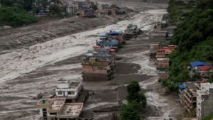 La enorme masa de agua y sedimentos que arrasó todo: impactantes imágenes de la avalancha en Nepal