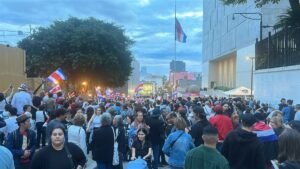 Con gritos de “fuera Chaves” cientos de costarricenses participan en plantón en defensa del Poder Judicial
