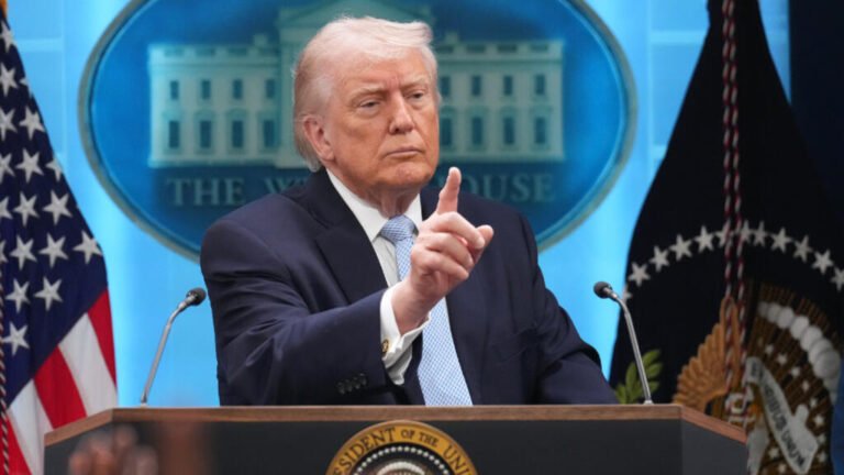 “Es hora de enseñarles”: Trump redobla sus amenazas en la disputa comercial con Canadá