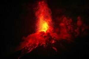 Tras la erupción del volcán de Fuego, Guatemala activa evacuaciones preventivas