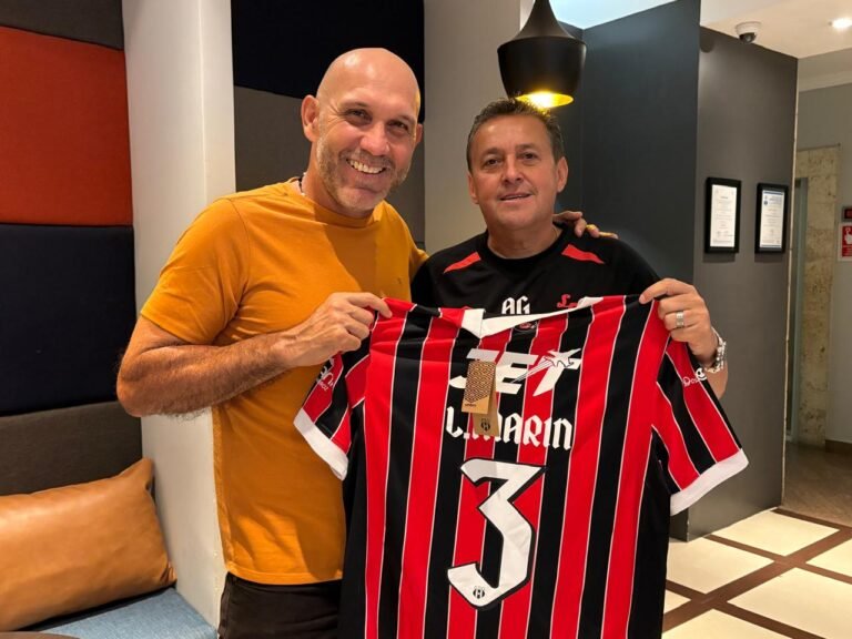 Luis Marín recibió un regalo de Alajuelense previo al juego ante el Luis Ángel Firpo. Víctor Reyes junto a la leyenda manuda.