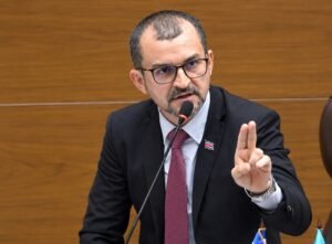 Ariel Mora denuncia que asesor de diputada del PLN hostigó a diputadas de Pueblo Soberano