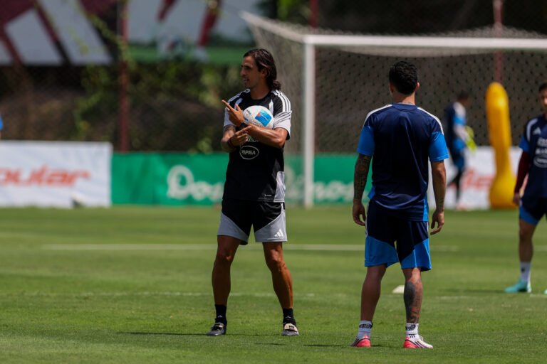 Bryan Ruiz, técnico interino de La Sele.