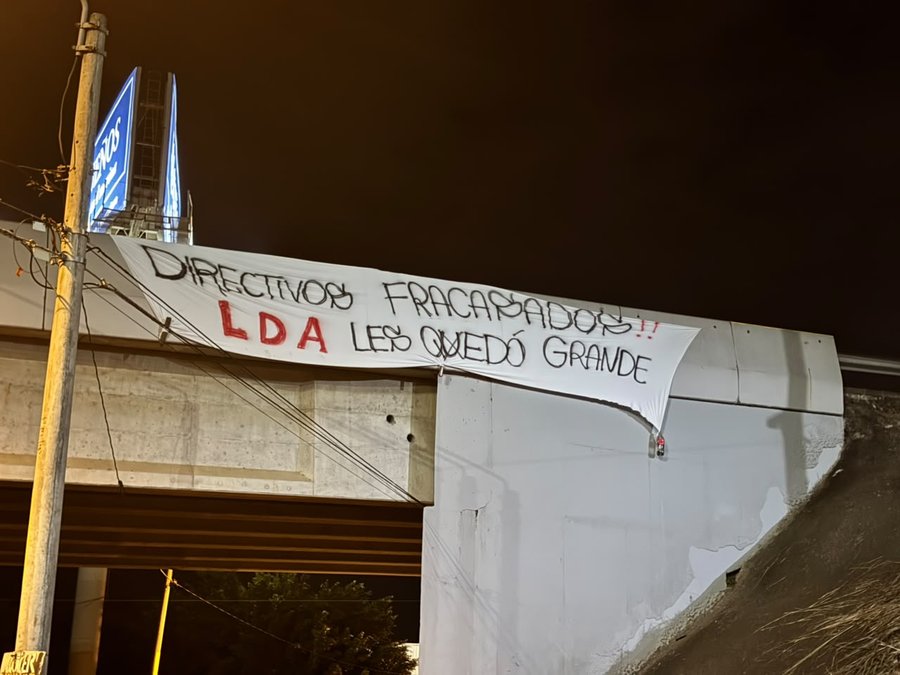 Mantas con mensajes de reproches hacia la dirigentes de Alajuelense fueron colgadas en el CAR y en sus inmediaciones.