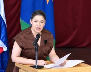 Discurso de Claudia Dobles en Puntarenas fue recibido con gritos de “fuera, fuera”