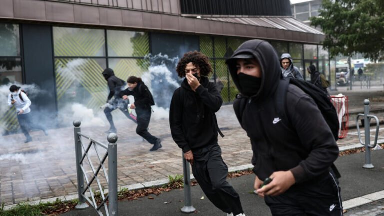 Francia: la Policía choca con los estudiantes durante bloqueos a institutos en varias ciudades