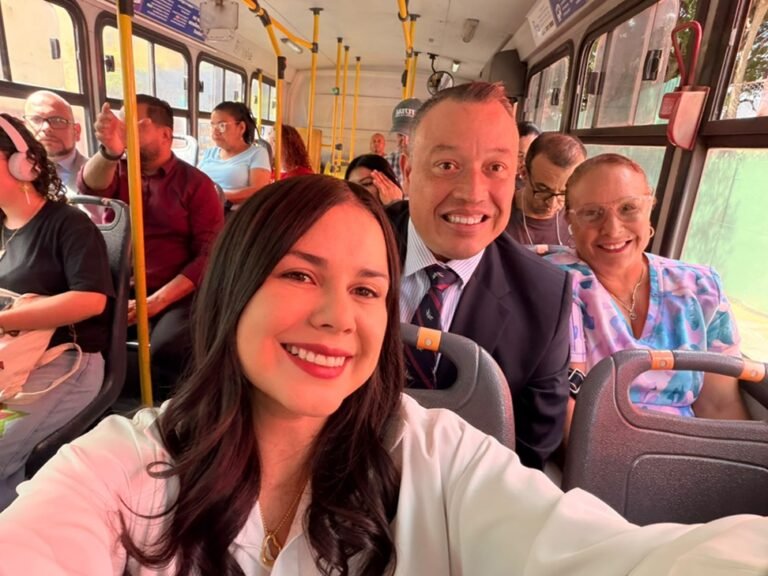 Presidente en ejercicio Francisco Gamboa llega a Casa Presidencial en autobús