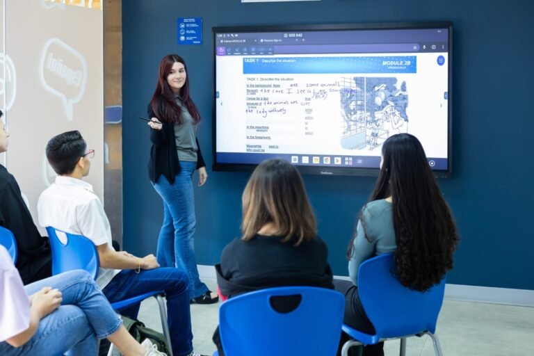 Intensa abre 500 oportunidades de formación en inglés para personas con barreras de acceso al empleo