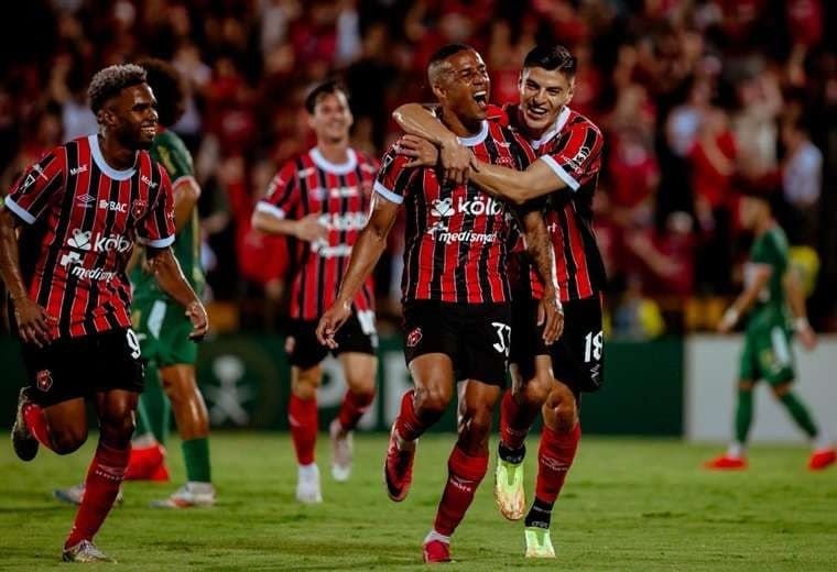Óscar Ramírez inicia su nueva etapa en Alajuelense: ¿Qué pasa con Jeison Lucumí?