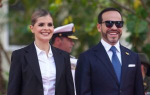 Laura Fernández invita a Abelardo de la Espriella a inauguración del CACCO