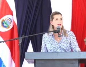Laura Fernández anuncia la licitación para el nuevo aeródromo de Quepos