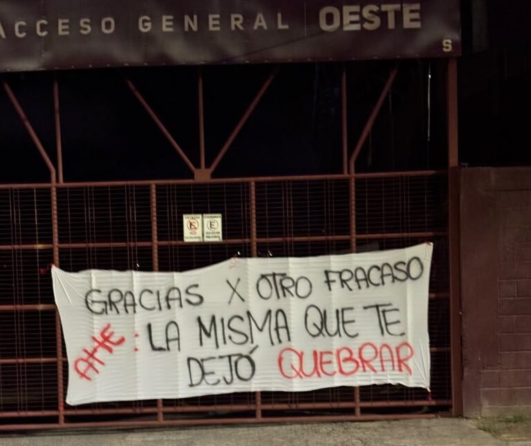 Aficiomados colgaron una manta en el estadio Ricardo Saprissa.