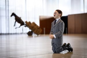 Maurizio Cattelan hace arrodillarse a Hitler en exposición en Berlín