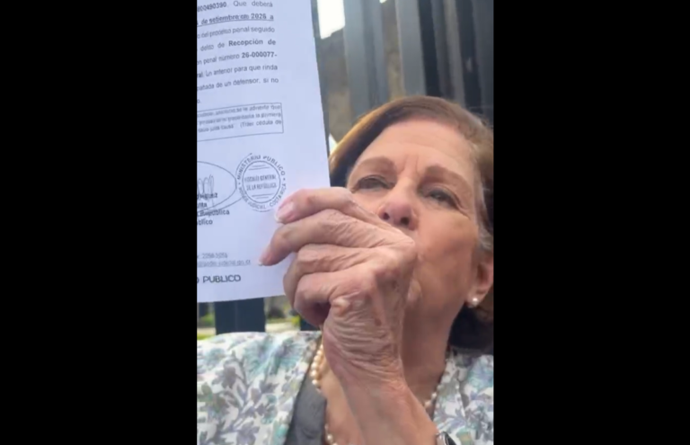Pilar Cisneros es notificada en vivo por la Fiscalía durante conferencia de prensa