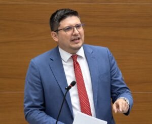 Salvador Padilla insiste que el Gobierno planea subir impuestos y eliminar subsidios a adultos mayores 