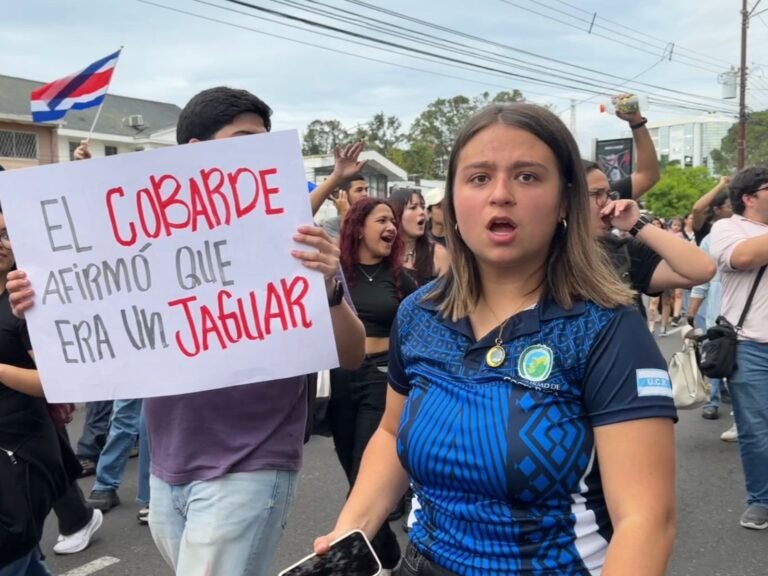 Al grito de “fuera Chaves” estudiantes universitarios salen a la calle en defensa del FEES