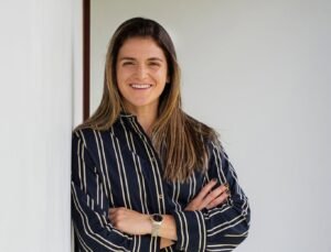 Jornada 4×3 reduciría vacaciones a 8 días y dejaría de generar horas extra en la jornada diaria, según abogada