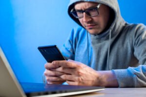 ¿Qué puede hacer un ciberdelincuente con mi número de teléfono?