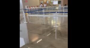 Aeropuerto Juan Santamaría estrena área de llegadas que no logra proteger a los usuarios de la lluvia
