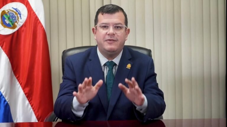 Fiscalía solicita sobreseimiento definitivo en causa contra ministro de Comunicación