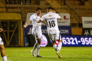 Ronaldo Cisneros lanza una fuerte advertencia al camerino de Alajuelense